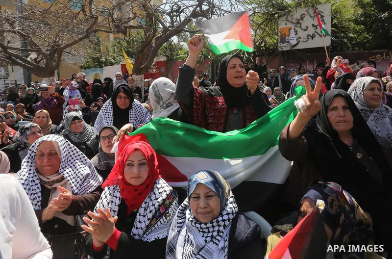 Palestinian women take part in a march in front of the headquarters of the Red cross on the occasion of International Women's Day in Gaza City on March 7, 2016. Photo by Mohammed Asad