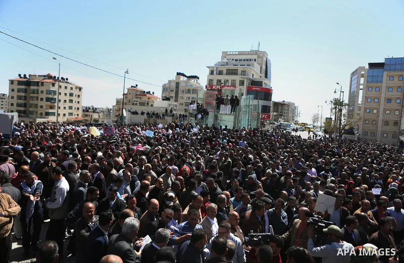 Palestinian teachers take part in a protest to demand their rights in front of the headquarters of the Council of Ministers, in the West bank city of Ramallah, March7, 2016. Photo by Shadi Hatem