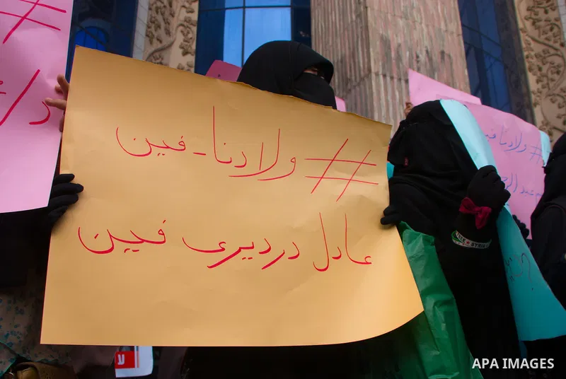 Relatives of prisoned journalists shout slogans during a protest demanding the release of imprisoned journalists, in front the Egyptian Press Union building in Cairo, Egypt, on March 08, 2016. Photo by Amr Sayed