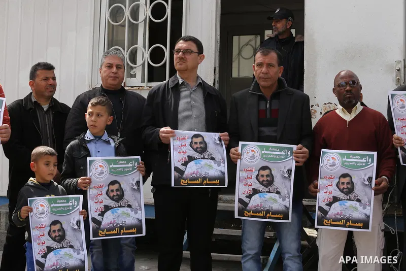 Palestinians hold placards during a protest in solidarity with Palestinian prisoners in Israeli jails, in front of high commissioner for human rights headquarters, in Gaza City on March 9, 2016. Photo by Mohammed Asad