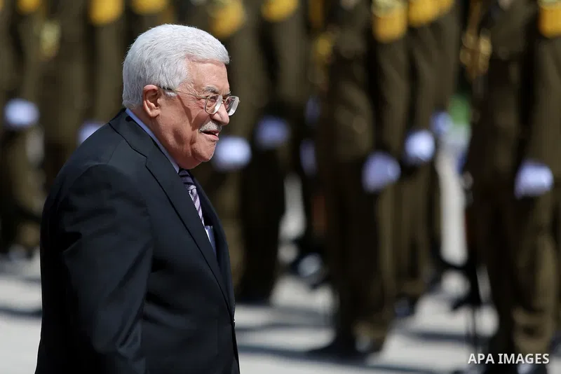 Romanian President Klaus Iohannis reviews honor guard with Palestinian president Mahmoud Abbas upon his arrival to the West Bank city of Ramallah on March 10, 2016. Photo by Shadi Hatem