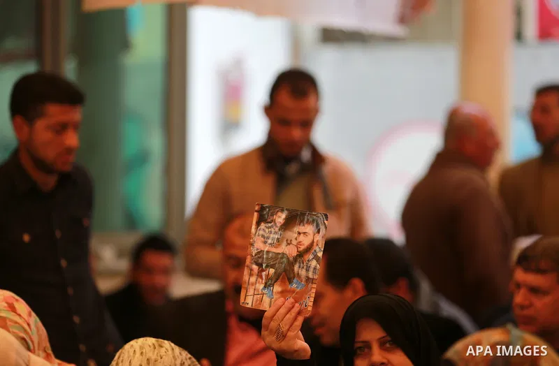 Palestinians take part in a protest demanding release the prisoners in Israeli jails, in front of Red cross office, in Gaza city, on March 14, 2016. Photo by Yasser Qudih
