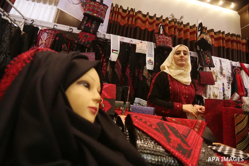 Palestinian women take part during Palestinian Heritage Exhibition on the theme ''Products of our women'', in Gaza City, on March 15, 2016. Photo by Mohammed Asad