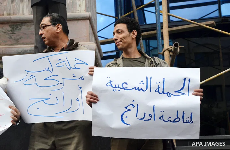 Egyptians hold placards during a protest aginst French company Orange in front of journalists syndicate in Cairo, Egypt March 15, 2016. French company Orange has announced the change of its company name in Egypt from Mob...