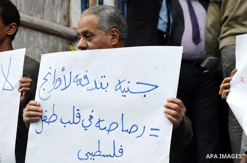Egyptians hold placards during a protest aginst French company Orange in front of journalists syndicate in Cairo, Egypt March 15, 2016. French company Orange has announced the change of its company name in Egypt from Mob...