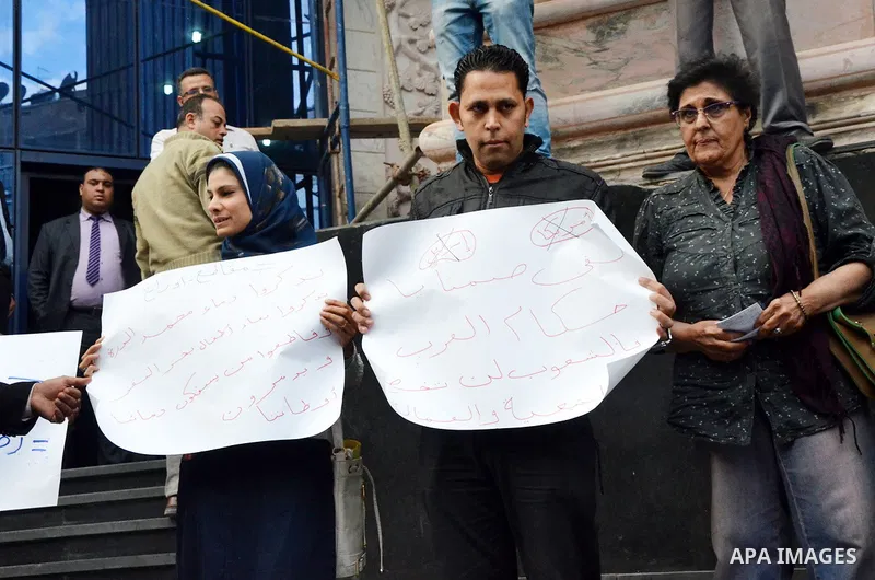 Egyptians hold placards during a protest aginst French company Orange in front of journalists syndicate in Cairo, Egypt March 15, 2016. French company Orange has announced the change of its company name in Egypt from Mob...