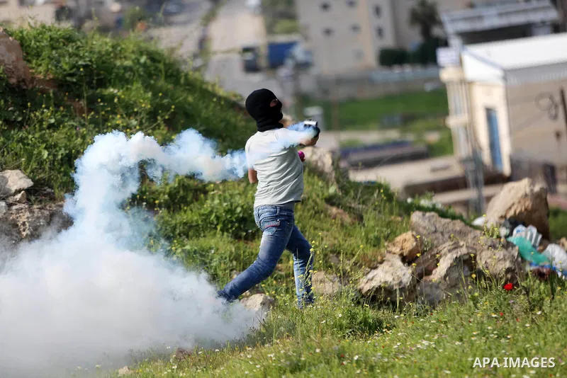 Palestinian protesters clash with Israeli security forces on March 18, 2016, following a demonstration in solidarity with Palestinian prisoners held in Israeli jails, outside the compound of the Israeli-run Ofer prison n...