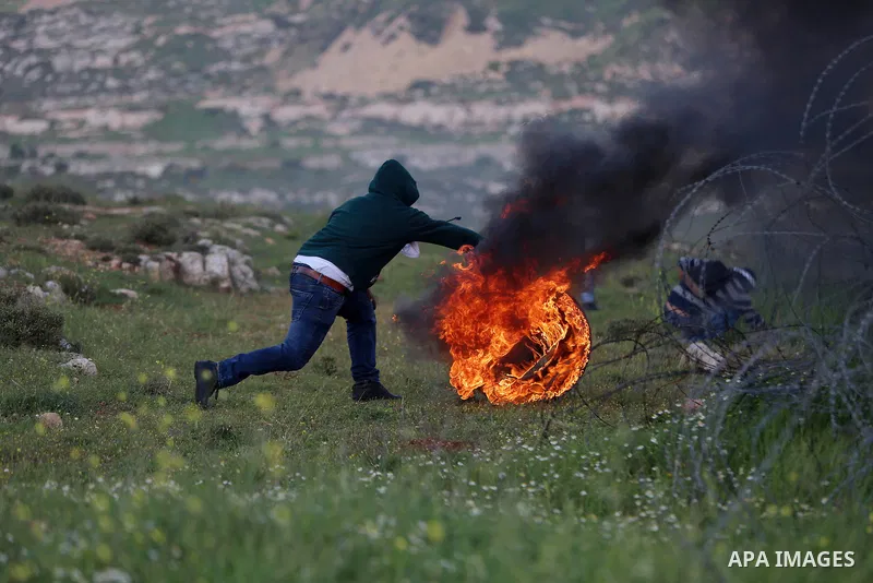 Palestinian protesters clash with Israeli security forces on March 18, 2016, following a demonstration in solidarity with Palestinian prisoners held in Israeli jails, outside the compound of the Israeli-run Ofer prison n...