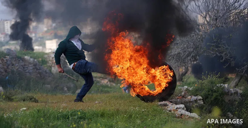 Palestinian protesters clash with Israeli security forces on March 18, 2016, following a demonstration in solidarity with Palestinian prisoners held in Israeli jails, outside the compound of the Israeli-run Ofer prison n...