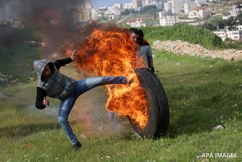 Palestinian protesters clash with Israeli security forces on March 18, 2016, following a demonstration in solidarity with Palestinian prisoners held in Israeli jails, outside the compound of the Israeli-run Ofer prison n...