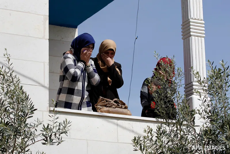 Relatives mourn during the funeral of 19-year old Mahmoud Abu Fanoneh in the West Bank city of Hebron, 19 March 2016. Mahmoud who according to the Israeli Army attempted to kill an Israeli soldier at a main road junction...