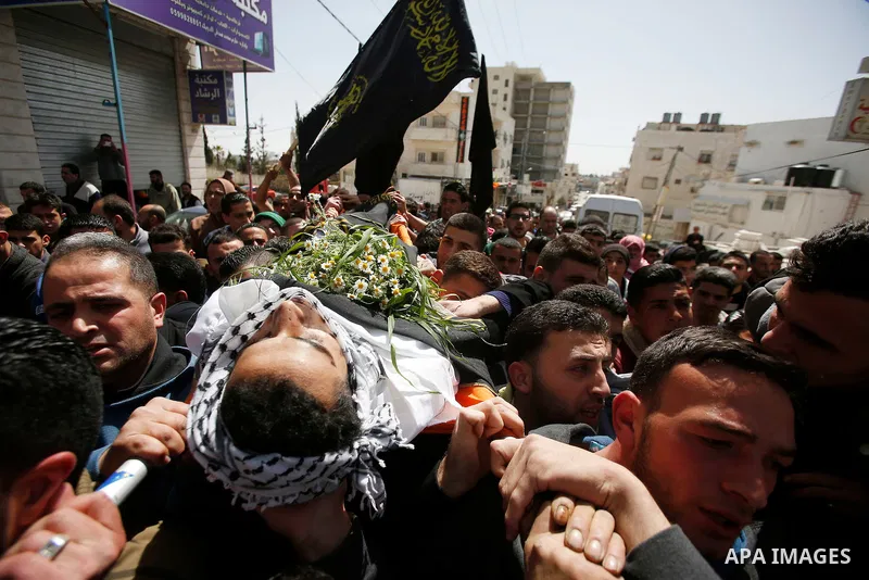 Palestinians carry the body of 19-year old Mahmoud Abu Fanoneh during his funeral in the West Bank city of Hebron, 19 March 2016. Mahmoud who according to the Israeli Army attempted to kill an Israeli soldier at a main r...