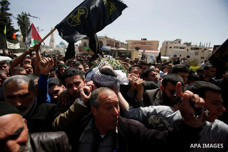 Palestinians carry the body of 19-year old Mahmoud Abu Fanoneh during his funeral in the West Bank city of Hebron, 19 March 2016. Mahmoud who according to the Israeli Army attempted to kill an Israeli soldier at a main r...
