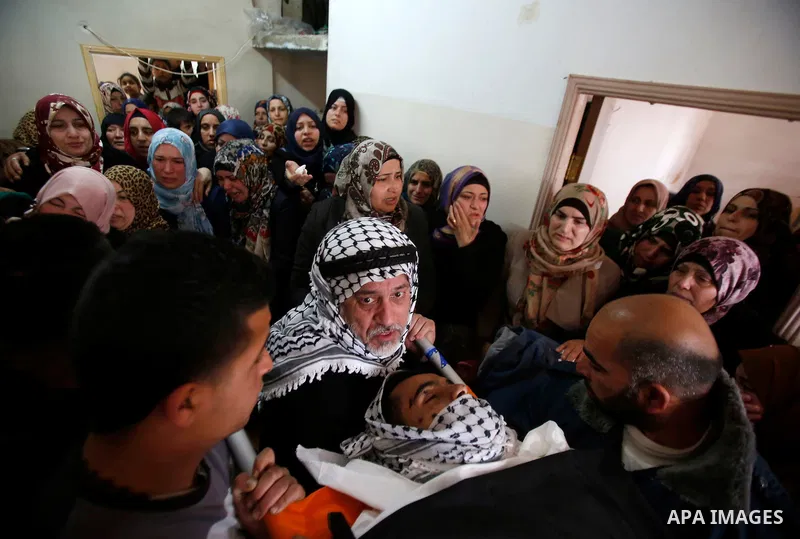 Palestinians carry the body of 19-year old Mahmoud Abu Fanoneh during his funeral in the West Bank city of Hebron, 19 March 2016. Mahmoud who according to the Israeli Army attempted to kill an Israeli soldier at a main r...