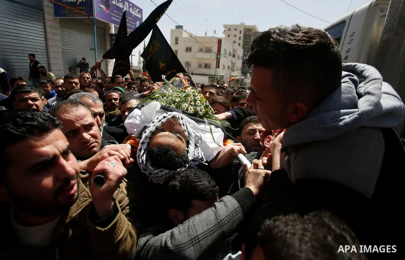 Palestinians carry the body of 19-year old Mahmoud Abu Fanoneh during his funeral in the West Bank city of Hebron, 19 March 2016. Mahmoud who according to the Israeli Army attempted to kill an Israeli soldier at a main r...