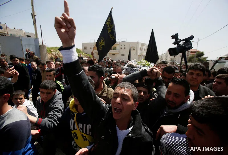 Palestinians carry the body of 19-year old Mahmoud Abu Fanoneh during his funeral in the West Bank city of Hebron, 19 March 2016. Mahmoud who according to the Israeli Army attempted to kill an Israeli soldier at a main r...