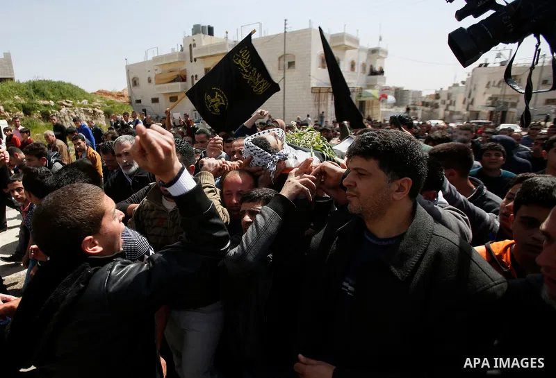 Palestinians carry the body of 19-year old Mahmoud Abu Fanoneh during his funeral in the West Bank city of Hebron, 19 March 2016. Mahmoud who according to the Israeli Army attempted to kill an Israeli soldier at a main r...
