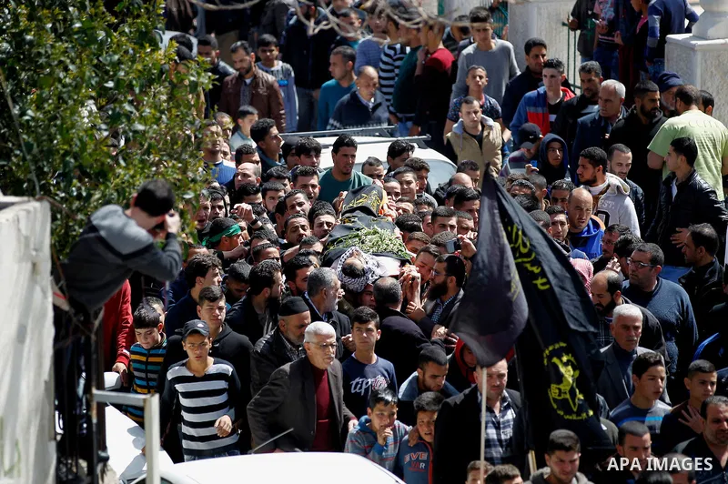 Palestinians carry the body of 19-year old Mahmoud Abu Fanoneh during his funeral in the West Bank city of Hebron, 19 March 2016. Mahmoud who according to the Israeli Army attempted to kill an Israeli soldier at a main r...
