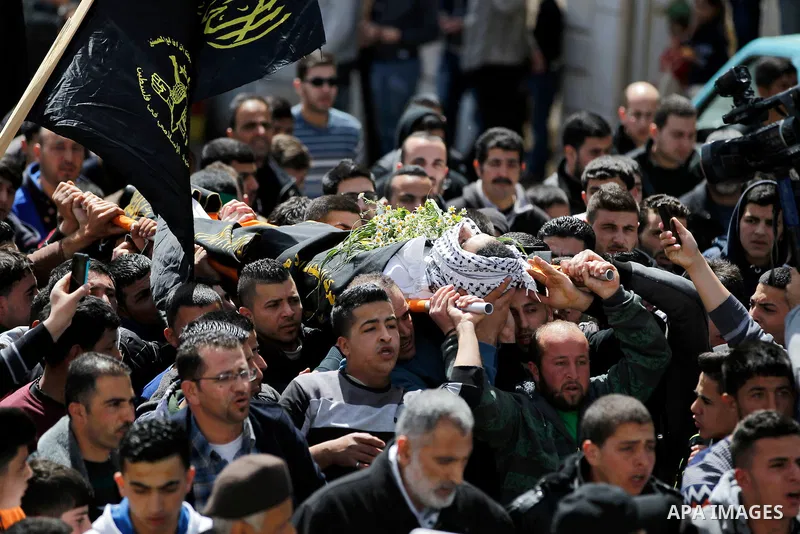 Palestinians carry the body of 19-year old Mahmoud Abu Fanoneh during his funeral in the West Bank city of Hebron, 19 March 2016. Mahmoud who according to the Israeli Army attempted to kill an Israeli soldier at a main r...