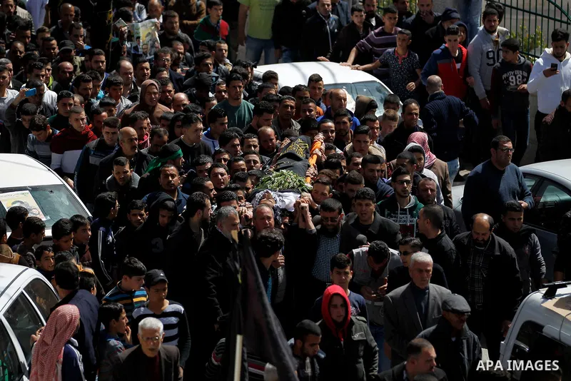 Palestinians carry the body of 19-year old Mahmoud Abu Fanoneh during his funeral in the West Bank city of Hebron, 19 March 2016. Mahmoud who according to the Israeli Army attempted to kill an Israeli soldier at a main r...