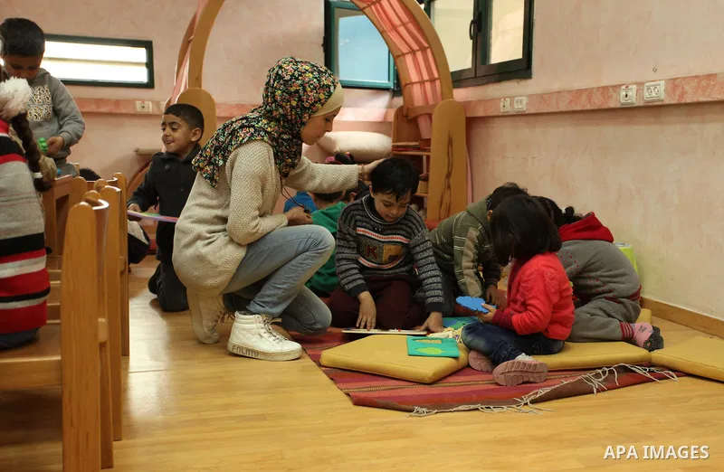 Palestinian children paly to mark the anniversary of Mother's Day, at Al-qattan center in Gaza city on March 21, 2016. Photo by Ashraf Amra