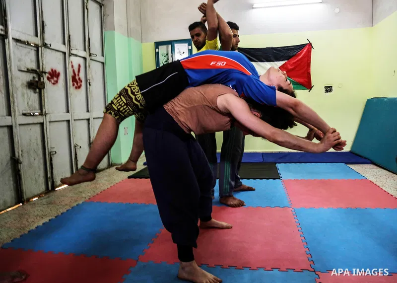 An Italian delegation train Palestinian youths at a Palestinian Circus School in Beit Lahiya in the north of the Gaza strip on March 27, 2016. Photo by Nidal Alwaheidi