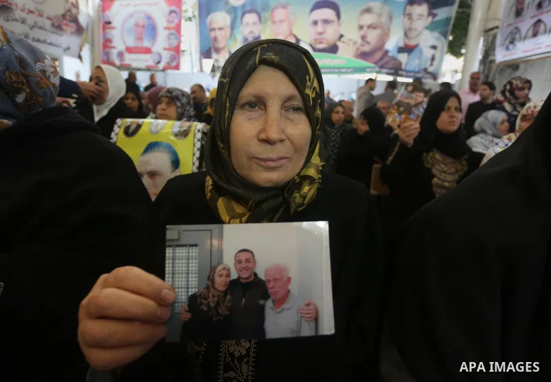 Palestinians take part in a protest demanding release the prisoners in Israeli jails, in front of Red cross office, in Gaza city, on March 28, 2016. Photo by Mohammed Asad