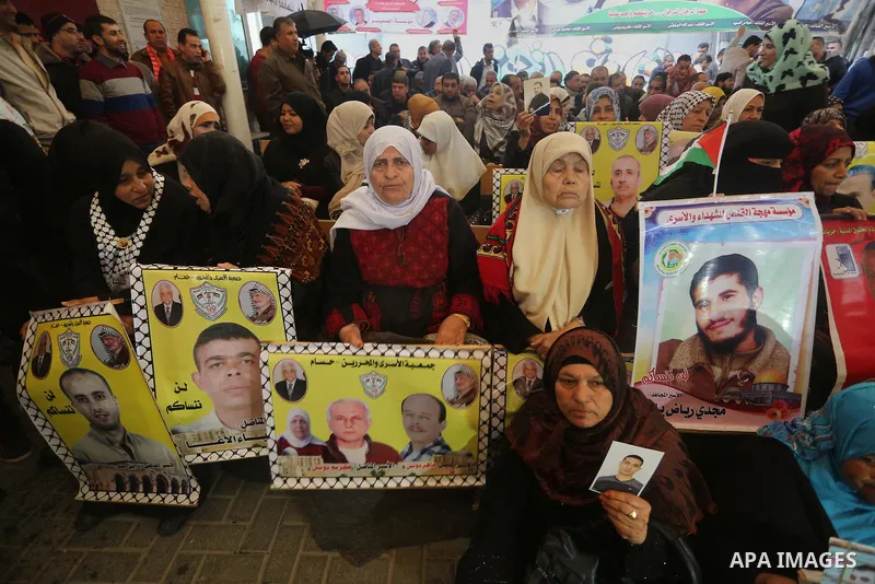 Palestinians take part in a protest demanding release the prisoners in Israeli jails, in front of Red cross office, in Gaza city, on March 28, 2016. Photo by Mohammed Asad