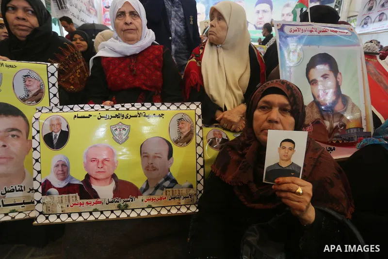 Palestinians take part in a protest demanding release the prisoners in Israeli jails, in front of Red cross office, in Gaza city, on March 28, 2016. Photo by Mohammed Asad