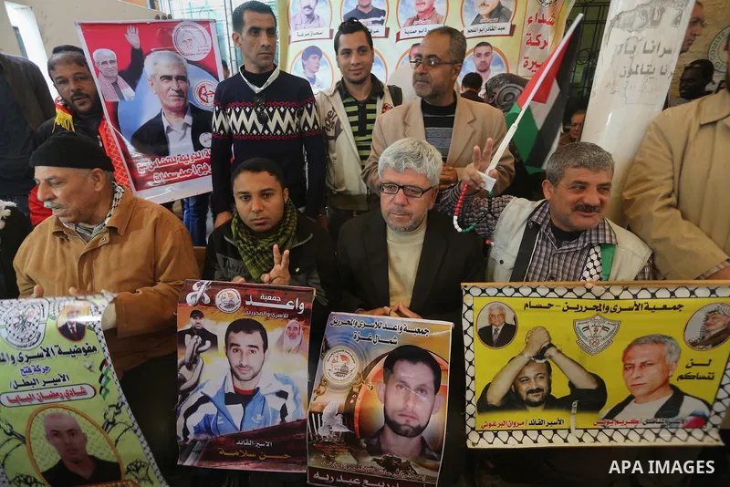 Palestinians take part in a protest demanding release the prisoners in Israeli jails, in front of Red cross office, in Gaza city, on March 28, 2016. Photo by Mohammed Asad