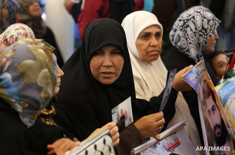 Palestinians take part in a protest demanding release the prisoners in Israeli jails, in front of Red cross office, in Gaza city, on March 28, 2016. Photo by Mohammed Asad