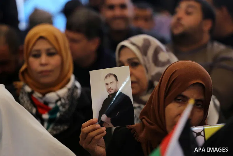 Palestinians take part in a protest demanding release the prisoners in Israeli jails, in front of Red cross office, in Gaza city, on March 28, 2016. Photo by Mohammed Asad