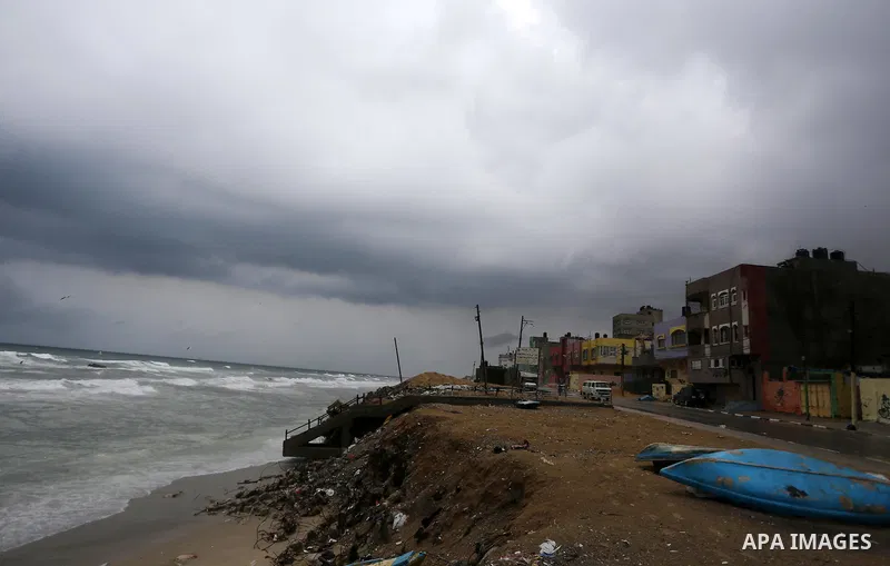 A general view shows the beach of Gaza city during a rainy day, in Gaza city, on March 28, 2016. Photo by Mohammed Asad