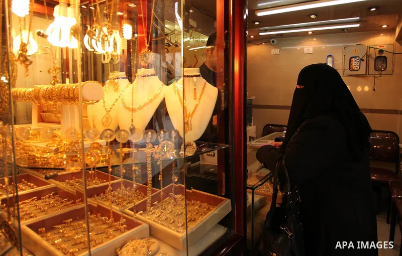 A Palestinian woman sits inside a jewellery store in Gaza city on March 30, 2016. The director of the Palestinian Authority’s borders and crossings department, Nathmi Muhanna said that Israeli authorities notified his de...