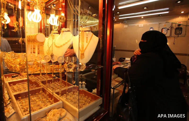 A Palestinian woman sits inside a jewellery store in Gaza city on March 30, 2016. The director of the Palestinian Authority’s borders and crossings department, Nathmi Muhanna said that Israeli authorities notified his de...