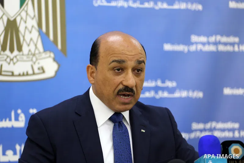 Palestinian Minister of public works and housing, Mofeed al-Hasayna speaks during a press conference in Gaza city on March 31, 2016. Photo by Mohammed Asad