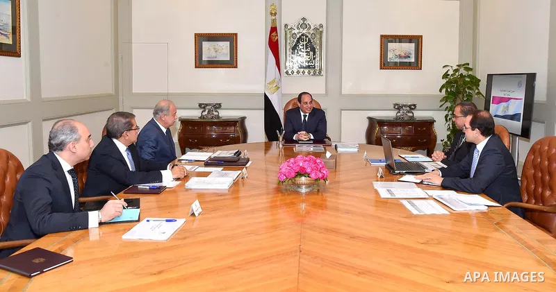 Egyptian President Abdel Fattah al-sisi meets with Egyptian Prime Minister Sharif Ismail in Cairo, Egypt on March 31, 2016. Photo by Egyptian President Office