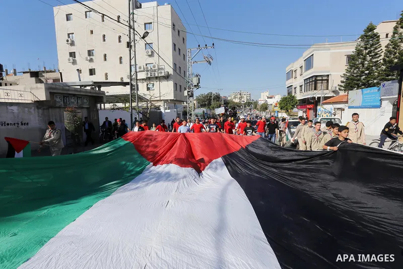 Palestinians watch a cultural carnival organized by Gaza Municipality in Gaza City April 1, 2016. Photo by Mohammed Asad