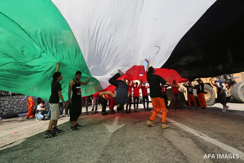 Palestinians watch a cultural carnival organized by Gaza Municipality in Gaza City April 1, 2016. Photo by Mohammed Asad