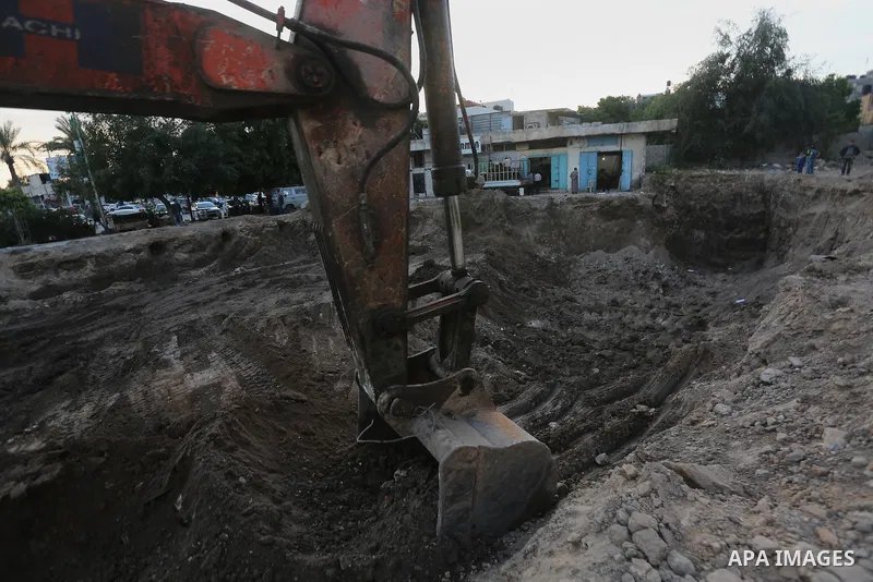 Palestinian workers are looking for archeology, while the Ministry of Tourism in the Gaza Strip provides some the effects of a Byzantine church in Gaza city, April 2, 2016, Palestinian archaeologists discovered a new set...