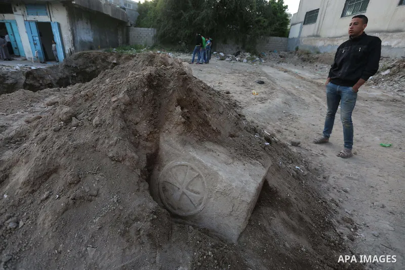 Palestinian workers are looking for archeology, while the Ministry of Tourism in the Gaza Strip provides some the effects of a Byzantine church in Gaza city, April 2, 2016, Palestinian archaeologists discovered a new set...