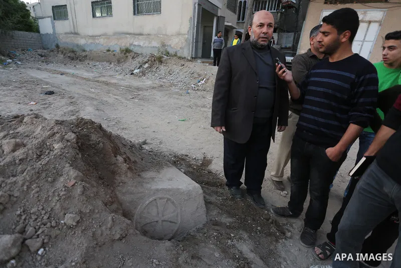 Palestinian workers are looking for archeology, while the Ministry of Tourism in the Gaza Strip provides some the effects of a Byzantine church in Gaza city, April 2, 2016, Palestinian archaeologists discovered a new set...