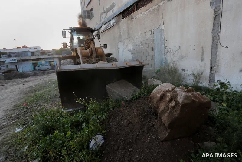 Palestinian workers are looking for archeology, while the Ministry of Tourism in the Gaza Strip provides some the effects of a Byzantine church in Gaza city, April 2, 2016, Palestinian archaeologists discovered a new set...