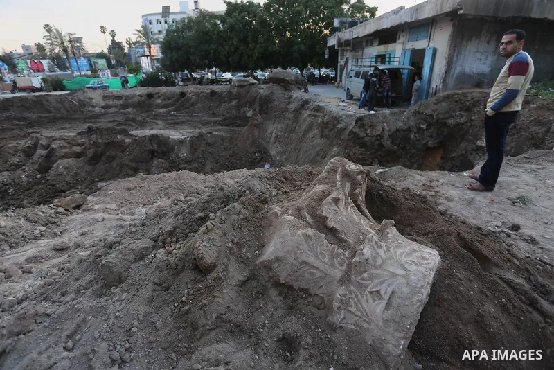 Palestinian workers are looking for archeology, while the Ministry of Tourism in the Gaza Strip provides some the effects of a Byzantine church in Gaza city, April 2, 2016, Palestinian archaeologists discovered a new set...