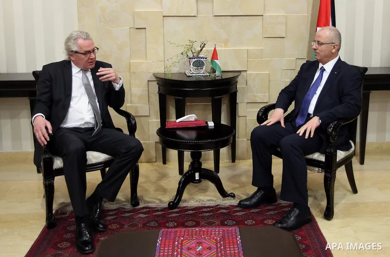 Palestinian Prime Minister, Rami Hamdallah, meets with Norwegian envoy for the peace process in the Middle East Tour Vinland, in the West Bank city of Ramallah, on April 3, 2016. Photo by Prime Minister Office