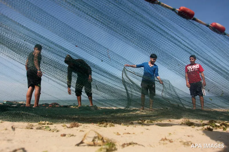 Palestinian fishermen pull their net at the beach in Gaza City on April 03, 2016. Israel on Sunday extended the distance it permits Gaza fishermen to head out to sea along certain parts of the coastline of the enclave, w...