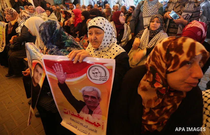 Palestinians take part in a protest demanding release the prisoners in Israeli jails, in front of Red cross office, in Gaza city, on April 4, 2016. Photo by Mohammed Asad