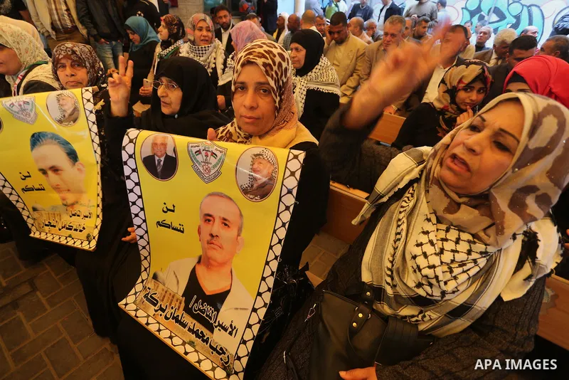 Palestinians take part in a protest demanding release the prisoners in Israeli jails, in front of Red cross office, in Gaza city, on April 4, 2016. Photo by Mohammed Asad