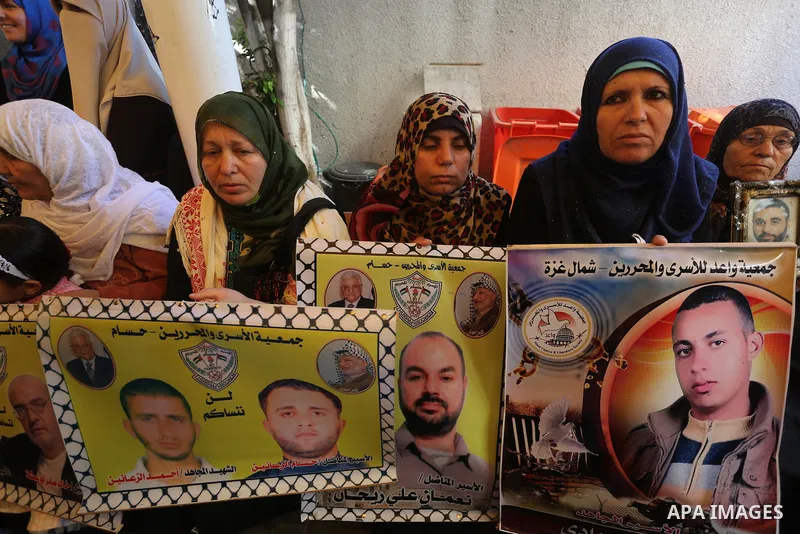 Palestinians take part in a protest demanding release the prisoners in Israeli jails, in front of Red cross office, in Gaza city, on April 4, 2016. Photo by Mohammed Asad