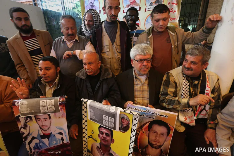 Palestinians take part in a protest demanding release the prisoners in Israeli jails, in front of Red cross office, in Gaza city, on April 4, 2016. Photo by Mohammed Asad